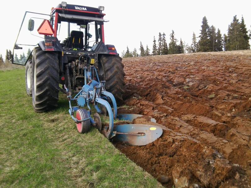  valtra 900 ja fiskarssin aura 
kyntöä 2012, viime viikolla piti kyntää tutulle pelto kun se ite ei kerenny, pikkusen kivinen pelto ainaki tuo, kiveä kiven perään,
