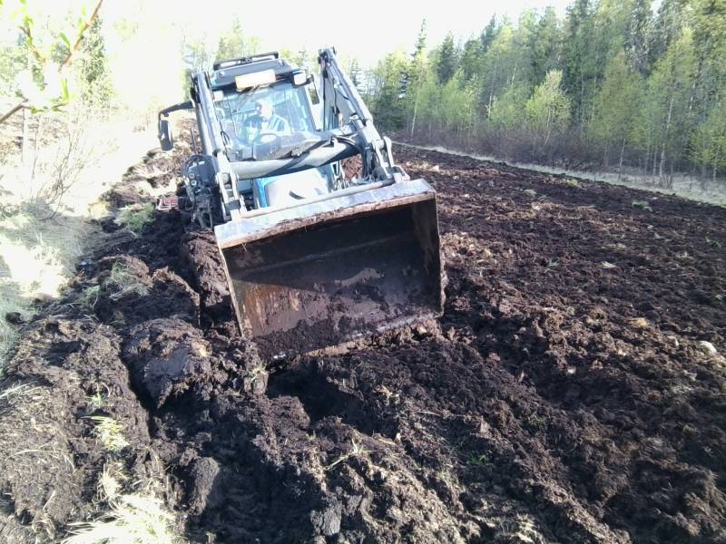 pehemiää on vielä ja vetelää semmosta 
pikkusen näköjään pehmiää, tuossa reunassa ,  muuten ihan kova muualta nyt ,, ylös nostettiin rattorikaivurilla 
