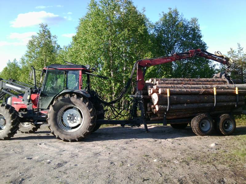 valtra ja tukkikärry
piti käyä ajamassa tukkeja muutamalle mökkiläiselle, yhtenä kauniina kesäisenä iltana, ja tuli testattua kärryn kestävyys 

