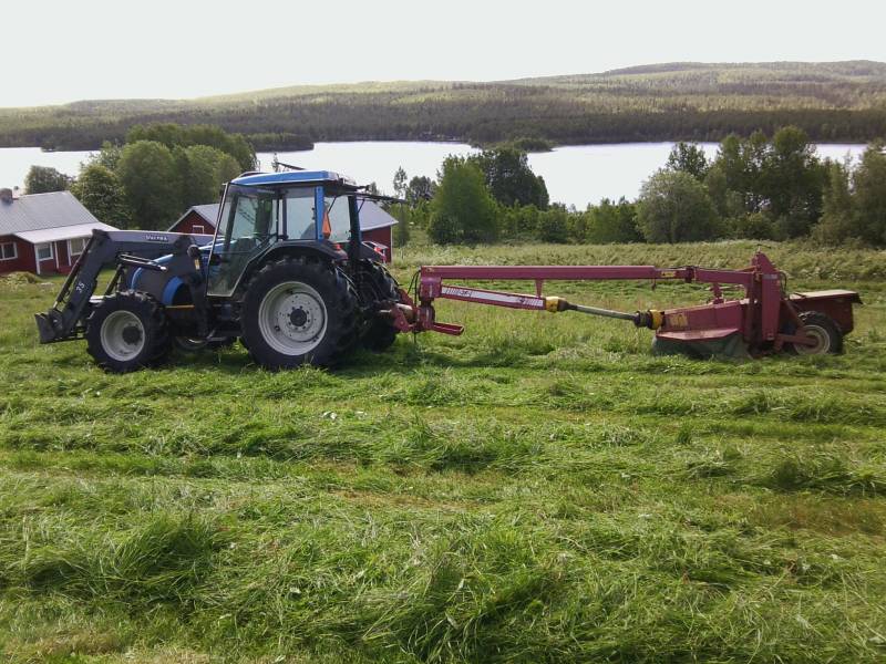 Valtra ja Jf 280 TopSafe
Ensimmäiset niitot alotettu tälle keväälle 2012 täällä.  heinäkin kasvanu ihan mukavasti nytten vaikka sateita ollu pitkään, 
