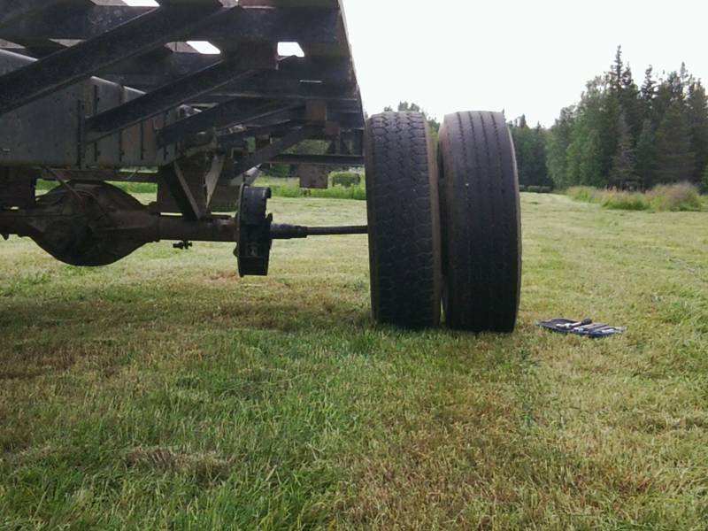 paalikärry levis 
just levisi tyhjällä kärryllä tuo kohta, ois ollu rysäys jos täytenä löysäsi, onneksi tuoki tuli pellolla eikä tiellä, ois ollu aika leviä yhistelmä jos autoja tullu vastaan :DD 
