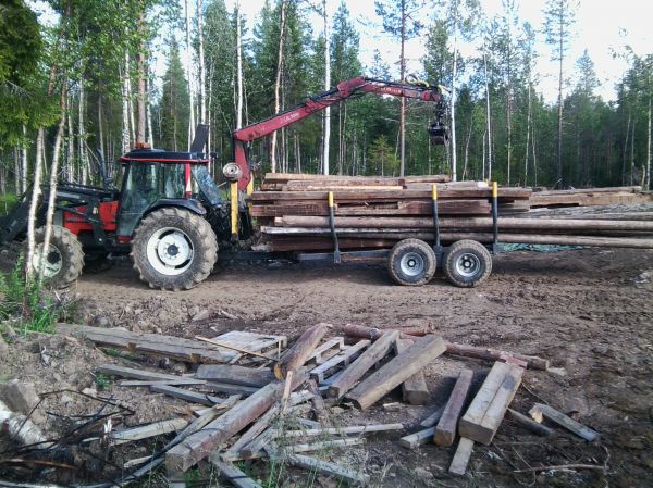 Valtra ja hirsi kuorma,
oli meinaan pikkusen painoa tuossa kuormassa, kun 8 metrin hirsiä kyytissä :D 
