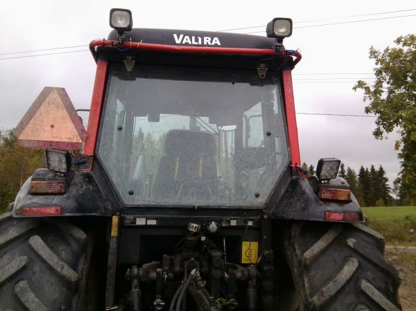 valtra 900
valtraan tuli laitettua yhet valot vielä taakse lisää, 
