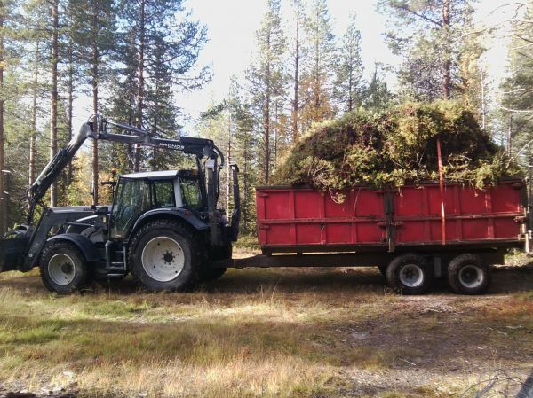 valtra N141 ja kuntta kuorma, ja oli raskas kuorma muuten ku vettä tullu niin paljon,
 kun pala renkaat nii ei pääse tällä kelillä oikeen mitenkää, yks mäki tultiin kun pulkka alas tuo koko reteli, kun renkaat ei pidä nii ei pidä,  
