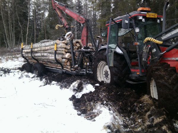 valtra 900 ja mehtäkärry
aikas syvällä mentiin, mutta ei se silti kiinni jäänyt vaikka näyttääkin siltä
