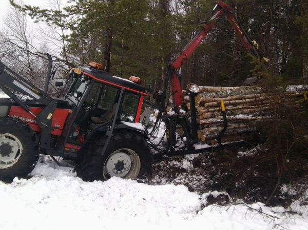 valtra 900 koivujen ajossa 
ei se vaan tullu ojan ylite kuorma päällä, ja kun pehmy ojan pohja nii painu sinne, ja kun kuormaa ei kehannu purkaa kun hyvin lastattu kyytiin puut 
