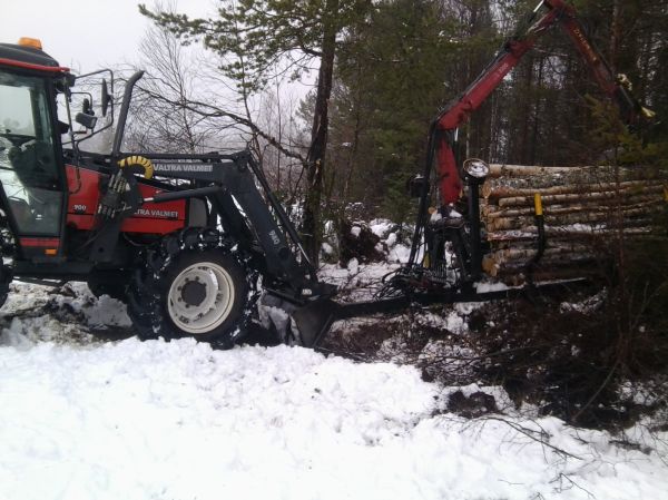 Kärryn nostoa ojan yli
piti kärry irrottaa ja nostaa kuormaajalla ja vetää vetoaisa ojan ylite ja sitte perään ja yli vaan ajeli nii kyllä se telikärry sieltä tuli perässä, kumma ku rattori ei tullu mutta kärry tuli kun tyhjää :D 
