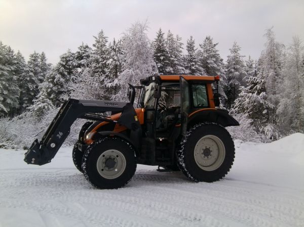 Valtra N103 H5  oli valtralla koe ajossa 
tuli käytyä semmonen kone koe ajamassa kuusamon valtran liikkeessä, kieltämättä oli aika ketterän olonen kone, kuormaajakin liikkui rivakasti kun 90 l pumppu :D 
