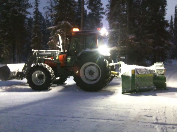 valtra ja alatalkkarin uusin v mallin linko, 251 v 
linkousta uudella lingolla, meinaa vaan vielä sepeli olla toisin paikoin irti, saa nähä miten tämä linko kestää, on jo sentään painoakin 800 kiloa että luulis kestävän
