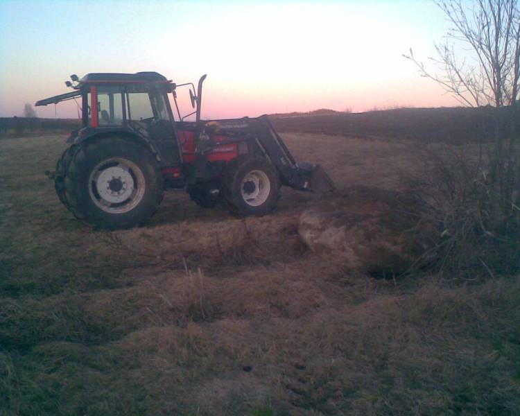 valtra ja  pieni kivi
löyty pieni kivi peruna maasta, hyvin tuo liikahti, tosin pyörittelemällä tuohon
