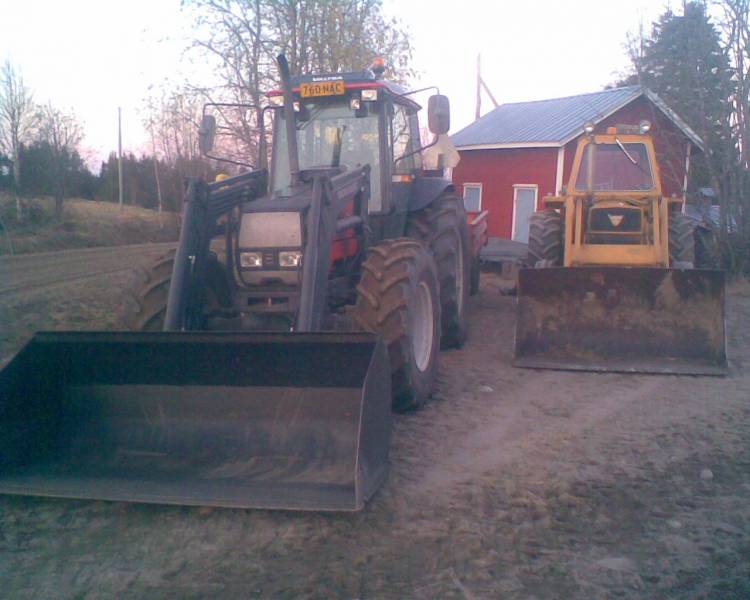 valtra  ja massikka 
koneet parkissa kaivamisen ja ajon jälkeen
