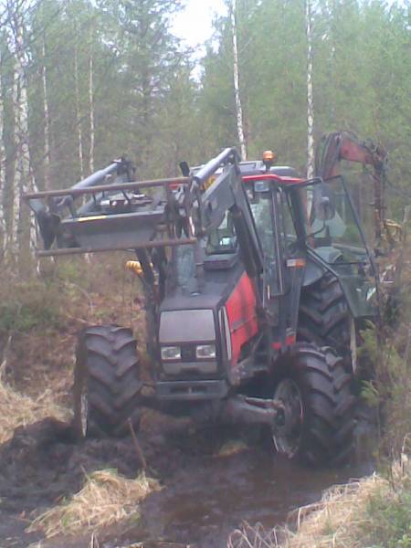 valtra ja mehtäkärry
oli vähän pehmoosta puu metässä
