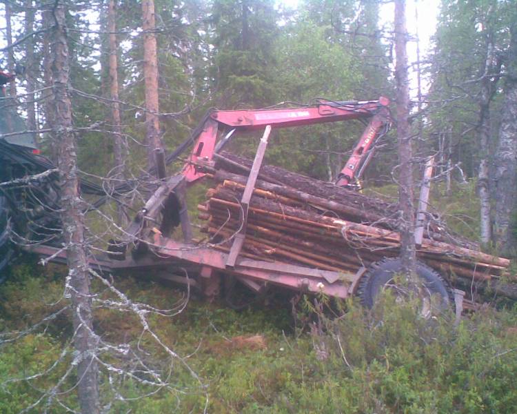 valtra, patruuna ja puukuorma
painahti 
