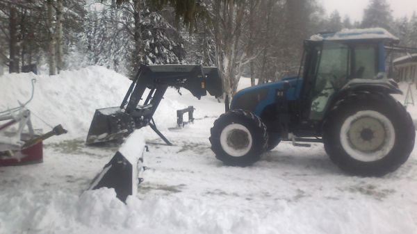 Valtra A95
Piti irottaa kuormaaja ja sovitteet valtrasta kun kytkin loppui koneesta, eli katkasuhoitoon menossa :D    linkoamassa ollessa  levis kytkin,, ihmeen pitkää kestänytkin 
