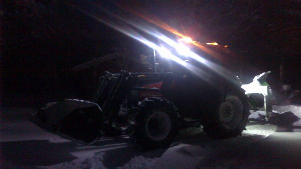 Valtra 900 ja alatalkkari 250v
Linkoamassa mökin pihaa, lunta 25cm, hyvin kulkee,, ajovalojen testausta samalla, sillä ei oo eessä työvalot päällä :D 
