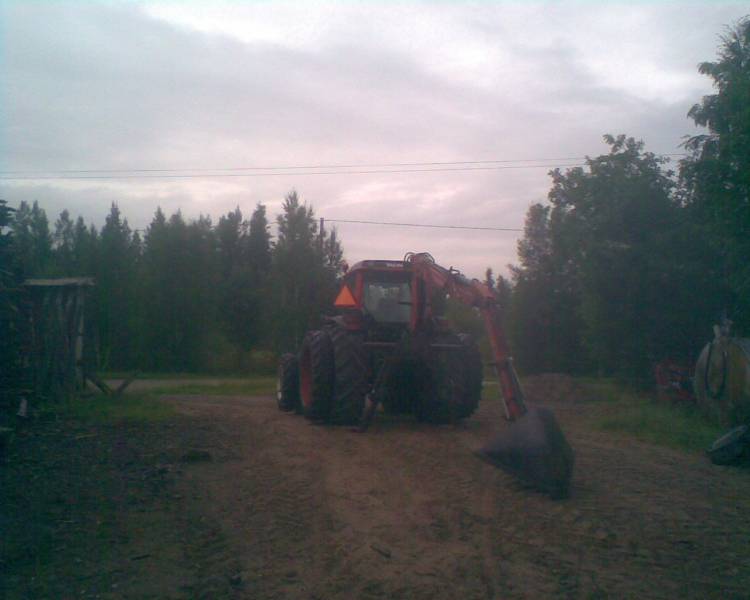 valtra 900 ja patruuna
lähössä ojia kaivamaan suolle,  piti laittaa paripyörät paikallee että pysyy pinnalla
