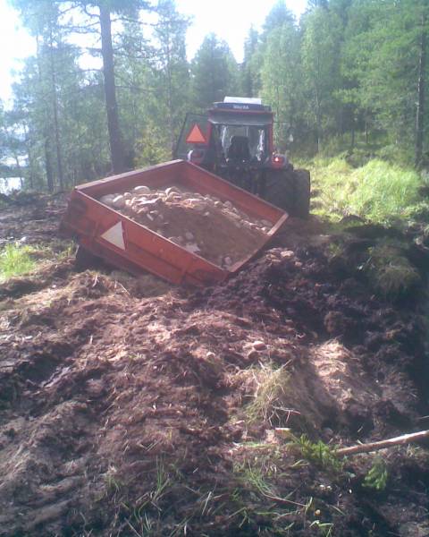 valtra ja kärry maa kuorman kanssa.
nyt kävi näin,  pehmosta on osassa paikkaa. tuossa oli joku hete, ku kärry meinas kaatua. oli työmaa saada pois tuolta
