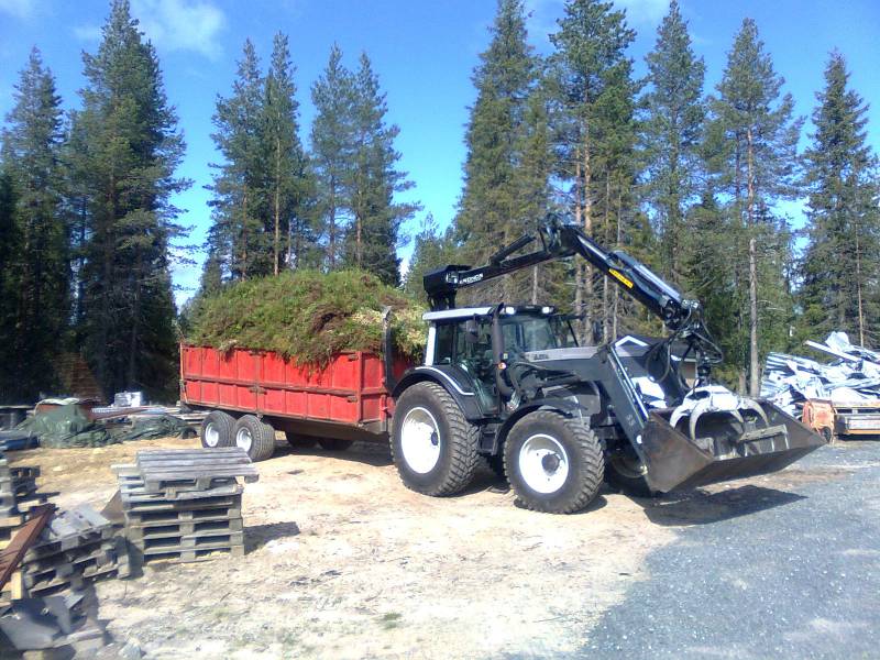 Valtra n sarja ja rkp kärry kuorma päällä sammalta 
oli pikkasen painoa tuossa kuormassa hyvin kulki tuo kuorma perässä, vaikka ois siihen enempiki mahtunu 
