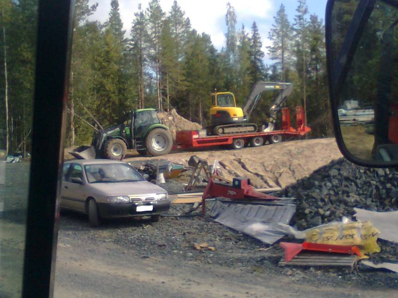 Deutsi ja volvo ec88
oli lavetti deutsin perään laitettu  kun kävin töissä valtralla ajamassa
