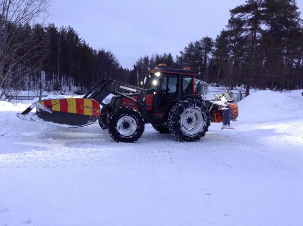 Valtra 900 ja perässä on uus Oxsa linko 250
linkoamassa uudella lingolla tuli käytyä :) ja on hyvä peli entiseen verrattuna 
