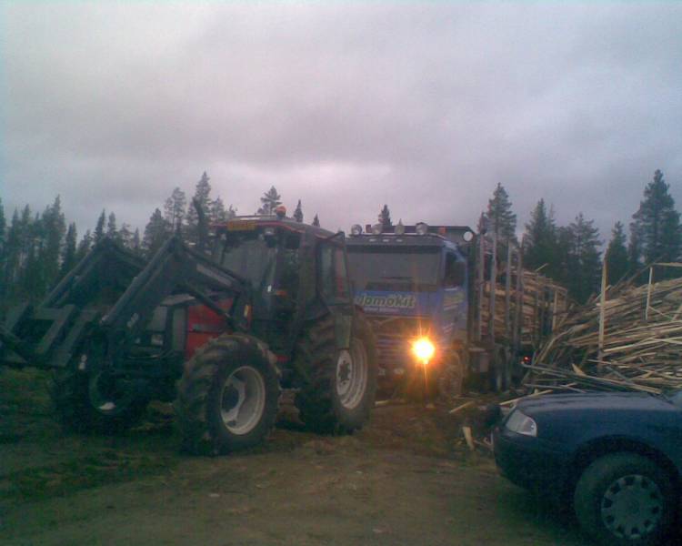 valtra 900 ja volvon tukkirekka,
oli tukkirekka jääny kiinni pinta/loso läjän viereen, piti käyä auttamassa poies tuolta, hyvin lähti
