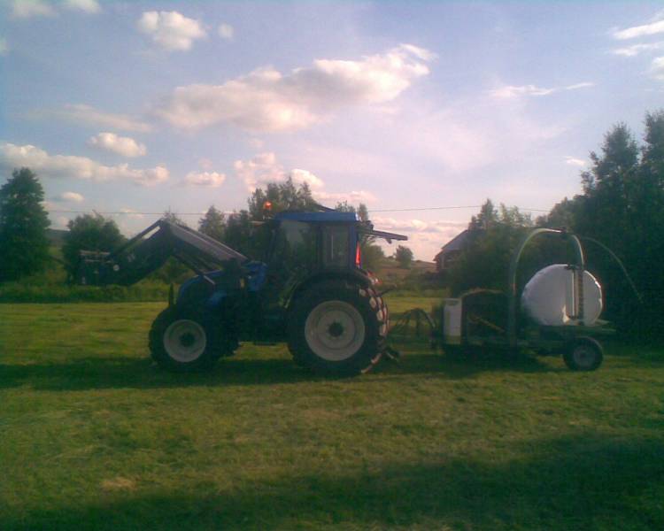 valtra a82 finlandia  vm. 2009 ja elho sideliner 1520
käärintää. piti käyvä käärimäss tutulle paaleja.  komia kone
