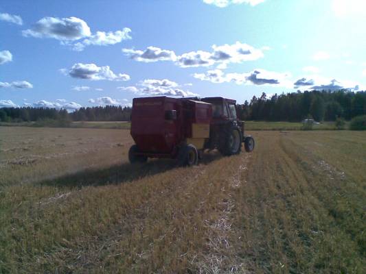 Fiat 680 ja New Holland paalain
Meni paalaaja tukkoon olkia paalatessa :/
Avainsanat: Fiat 680 New Holland