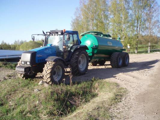 Valtra 8050 + Vepi 12,3 m3
Lietteenajoyksikkö
Avainsanat: Valtra 8050 kevät vepi