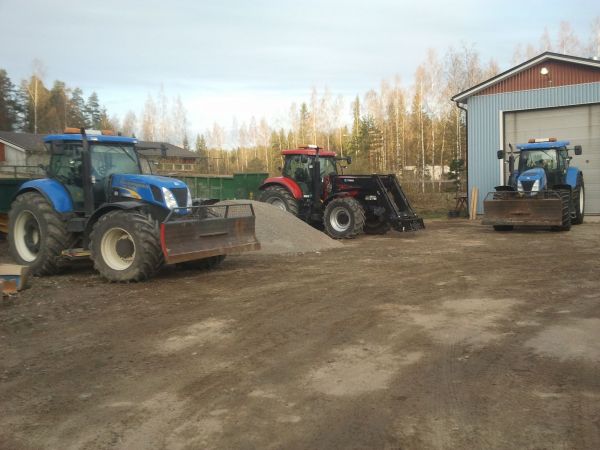 maan ajo kalustoa
 nh t7060 ja 180cvx ja nh t7050
Avainsanat: caseih new hollnd case cvx puma