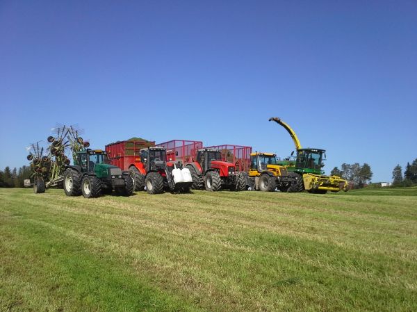 Rehuntekokalustoa 2015
Valmet 8400, MF 7495, MF 8280 Xtra, JCB 3185 ja John Deere 7350
