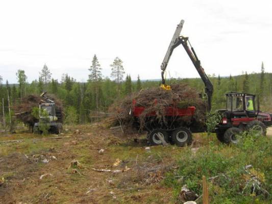 Wisent ja 840
Wisent ja 840 risun ajossa syksyllä -09. Valmettiin koulun omavalmistama risuhäkki hydraulisesti taittuvilla laidoilla.
Avainsanat: valmet ponsse wisent 840 energiapuu