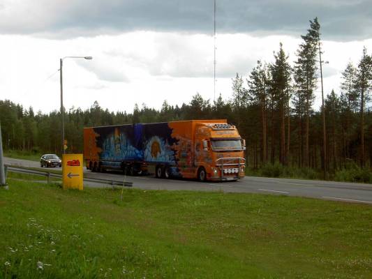 Ristimaa "Discovery"
Ei mikään paras kuva mutta yritän ottaa joskus paremman kuvan.
Avainsanat: volvo fh12 ristimaa