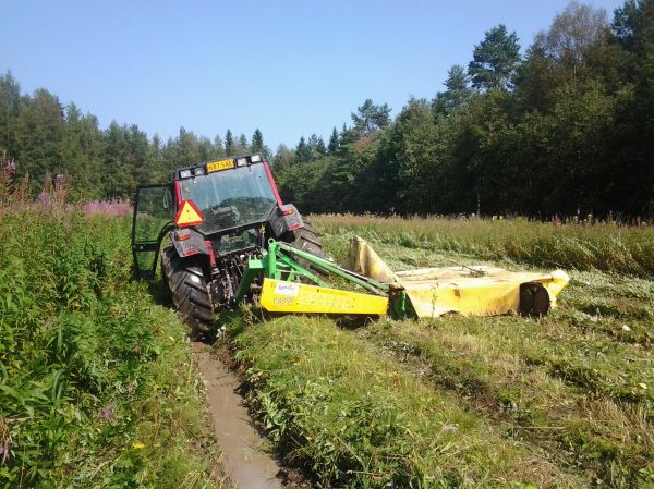 valtra kahlaili
valtra kahlaili kesantojen niitossa
Avainsanat: valtra ukkometso