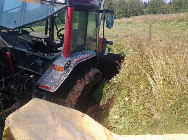 valtra upoksissa suolla
valtra uppos ku kesantoja niittelin entisellä suolla
Avainsanat: valtra ukkometso