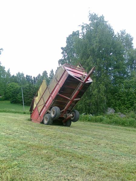 jotenki tuntuu että joku vika jossaki
kesän sähellyksiä silppuri kuskit hallihtee tätä hommaa
Avainsanat: kärry sähellys