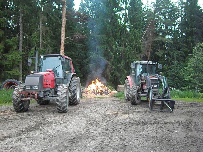 juhannus 2011 
valtra ja massikka  ja juhannuskokko 2011 hyviää juhannuksia!!
Avainsanat: valtra massikka 2011 juhannus