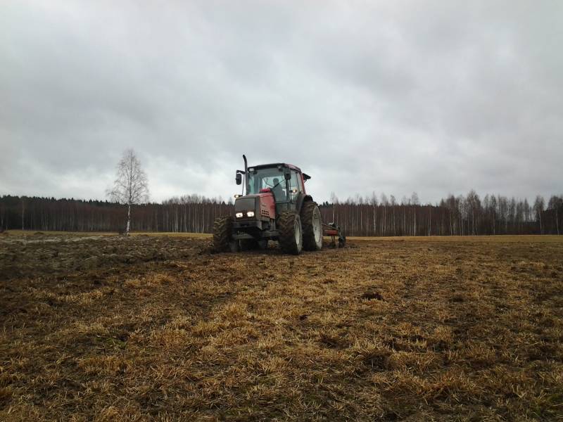 kyntöää
kyntöä valtralla
Avainsanat: valtra kyntöä