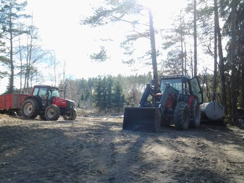 tankkausta
massikka tankilla ja valtra paska kärry ees
Avainsanat: mf massikka valtra tankilla