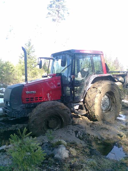 valtra rämpimässä
edelliseen kuvaan jatketta saij peruutettuu pois 
Avainsanat: valtra kiinni