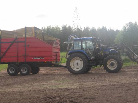 New holland ts115 ja junkkari J120 rehukärry.
Rehunajo kalustoa..
Avainsanat: rehunteko