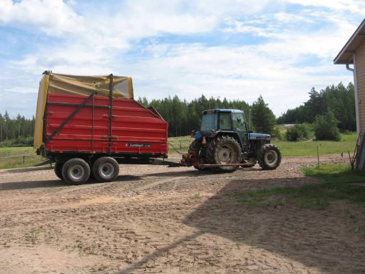 Ford6640 ja junkkari j120
Rehun ajossa
Avainsanat: rehuntekoa