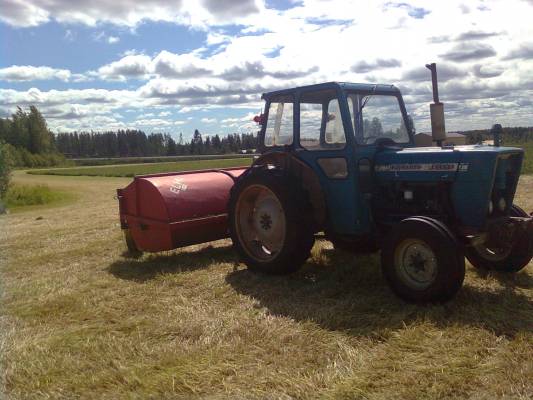 Ford 3000 ja Elho
Ensimmäiset heinät kaadettu.
