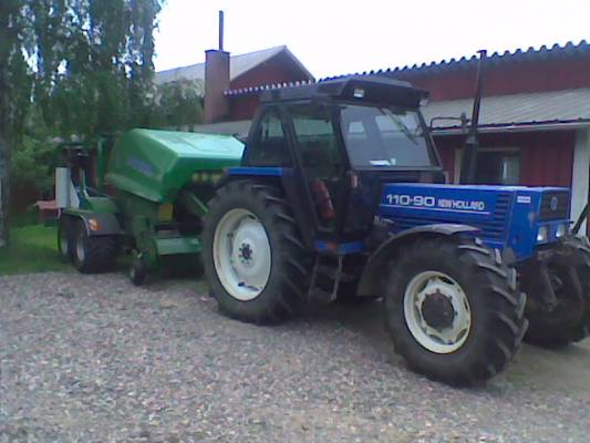 Rehuntekoa
New Holland 110-90 ja Agronic 1302R Yhdistelmäpaalain
Avainsanat: NewHolland 110-90 Agronic 1302R