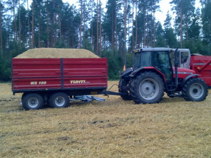 Mf 6265 ja Tuhti WS100:sella viljanajoa
eipä tuhteihin menny enempää. takana puimuri Mf 16
Avainsanat: Viljanajoa tuhti WS100 mf 6265