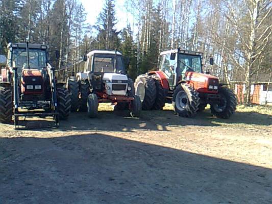 Fergut ja case
Vasemalt oikeal: Massey-Ferguson 4235 MP-Lift 250 ek, Case 1390 paripyöril ja Massey-Ferguson 6265 paripyöril.Kuvan laatu:Nokia 5310
Avainsanat: Case 1390 Massey-Ferguson4235 Massey-Ferguson6265