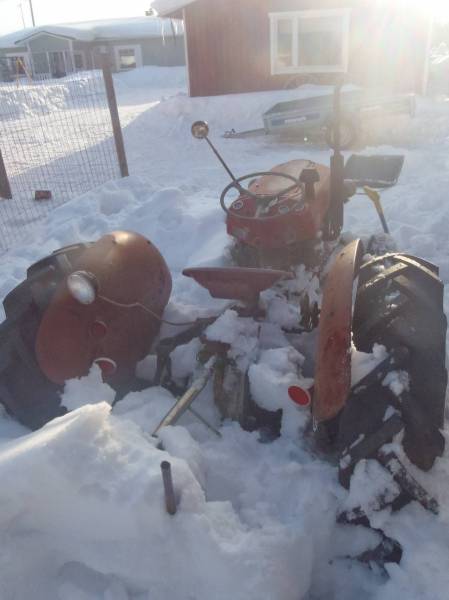 massikka
pari tuntia lapioi niin ylös lähtee.
Avainsanat: massey ferguson