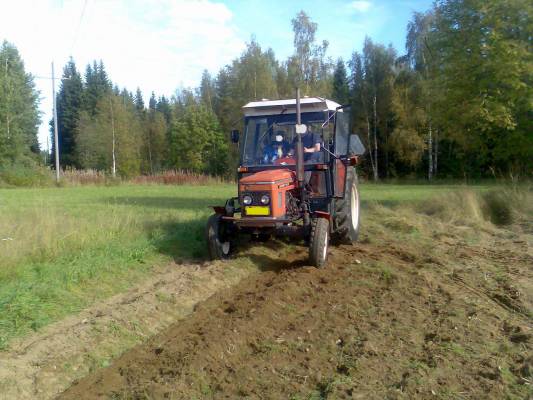 potun nostoa setkulla
setkulla potunnostoa vuonna 2009 eipä ole tuotakaan traktoria enään.
Avainsanat: zetor pottu