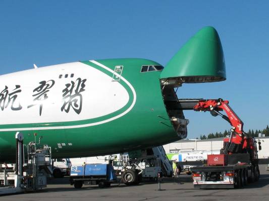 Kiinalainen syö puikoilla
Fassi F1500XP powered by SISU R500 työntää tavaraa Boeing 747-4EVERF:n ruumaan
