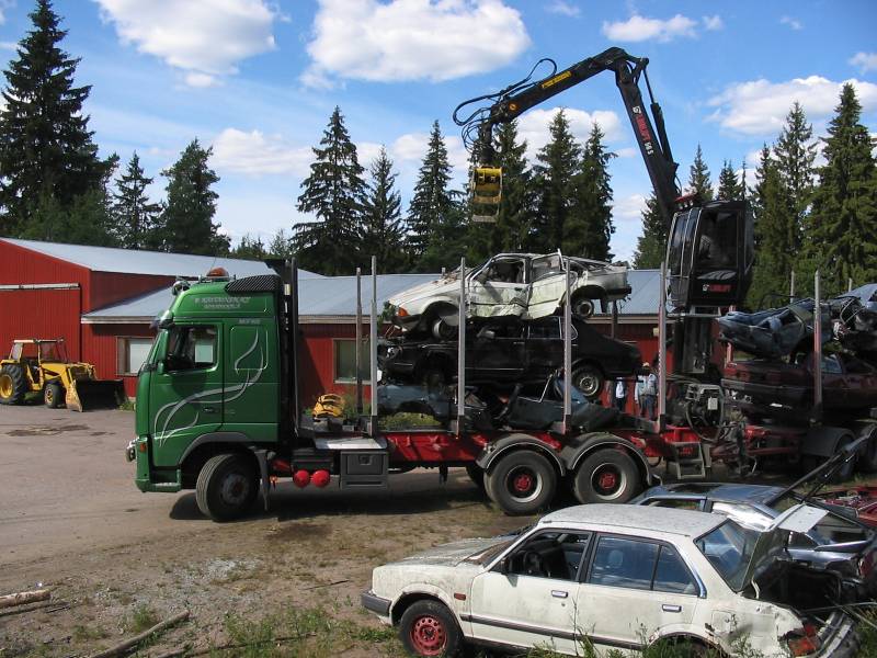 Kaitaisen Volvo FH520 kuorma päällä. Rakkaat muuttaa pois.
Avainsanat: Volvo FH 520