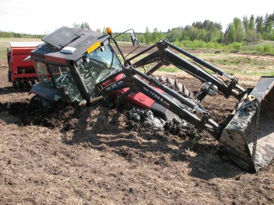 Valtra 6800 Isme 1700B kuormaajalla
Valtra löysi pellosta märän kohdan. Tume ei helpottanut nostamista
Avainsanat: kaato2009